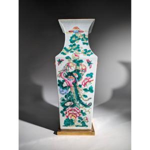 Vase quadrangulaire Chine XIX Famille Rose