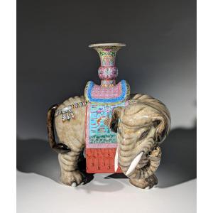 Vase Yangcai en forme d'Éléphant de Paix Chine dynastie Qing (1736-1795)