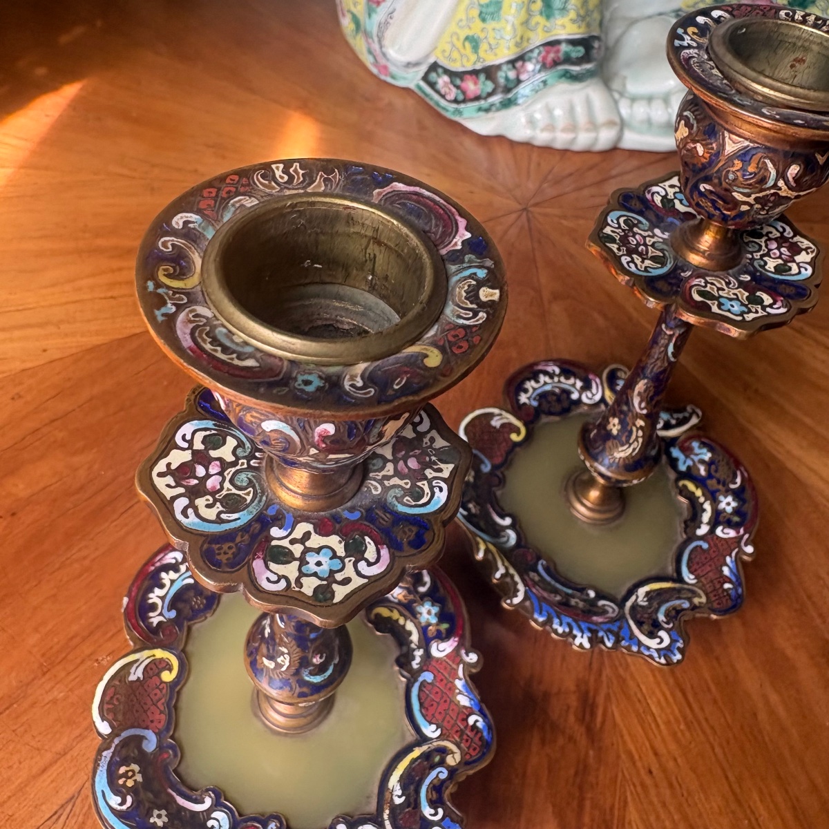 Paire de bougeoirs en émaux cloisonné 