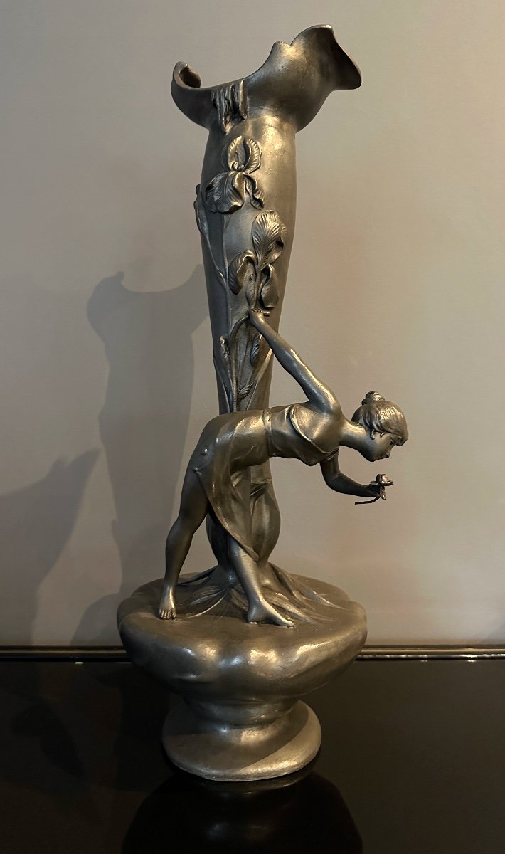 Vase Art Nouveau Etain 'jeune Fille Cueillant Un Nenuphar' Signe W. Hering Début 20ème