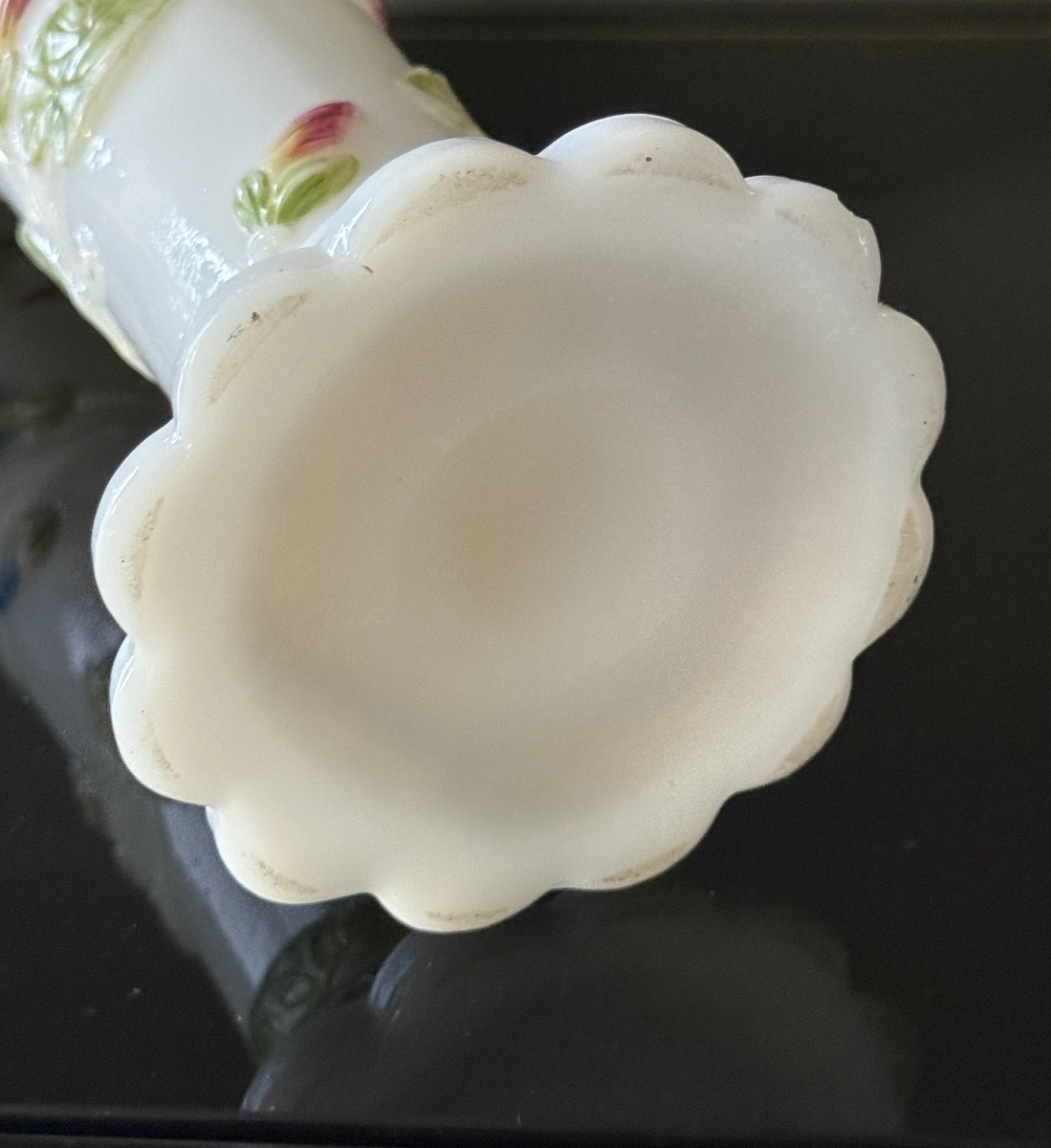 Baccarat, 19th Century Opaline Bindweed Vase-photo-3