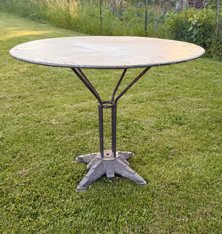 LOUIS VUITTON, TABLE DE BISTROT ART DECO, VERS 1930