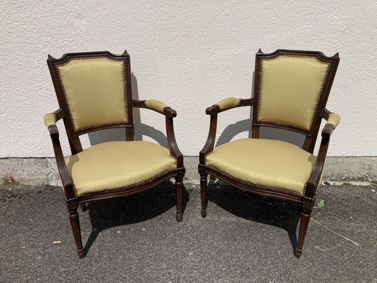 Paire de fauteuils cabriolets de style Louis XVI