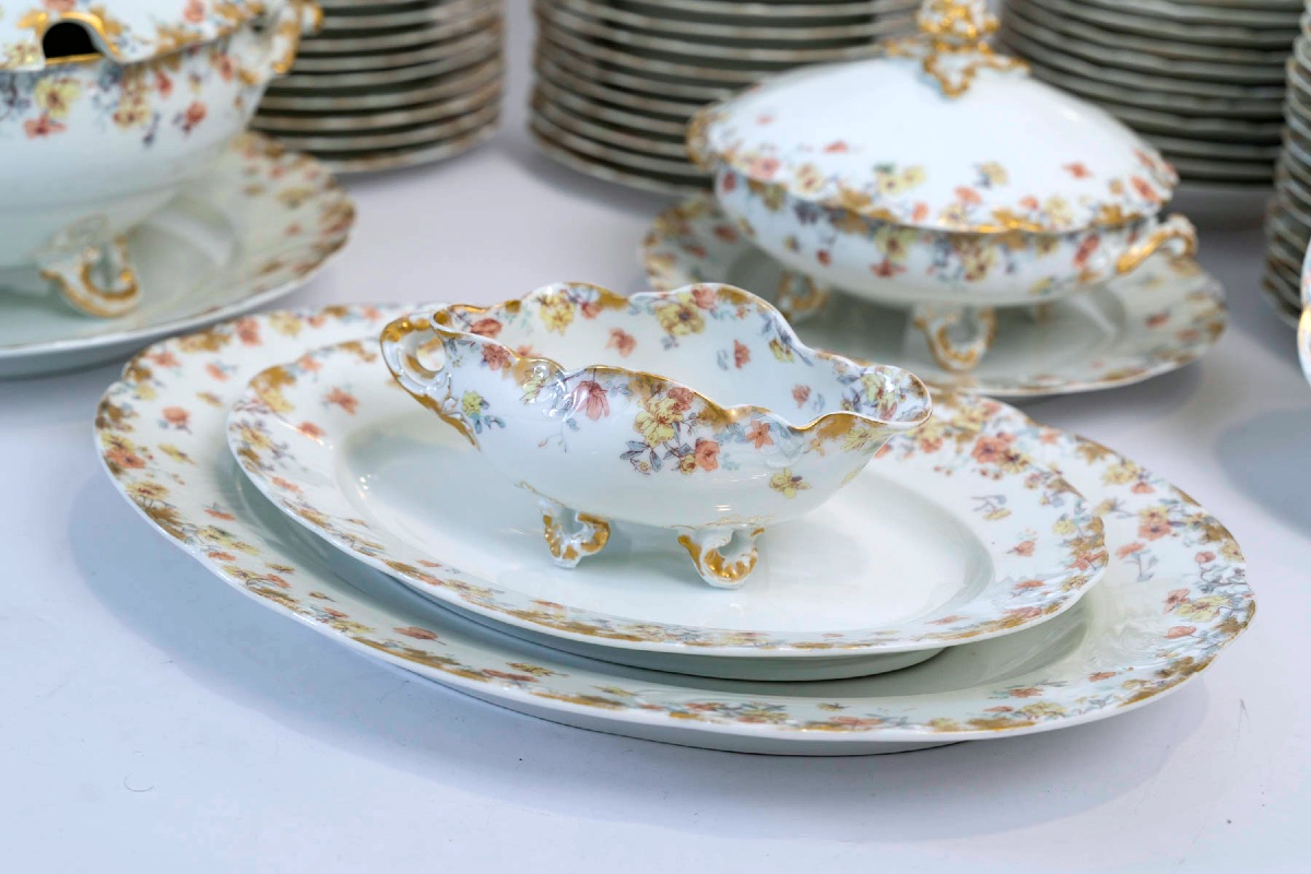 Limoges Porcelain Service – Haviland & Co – 77 Pieces – Floral Decor With Fine Gold – 20th Century -photo-2