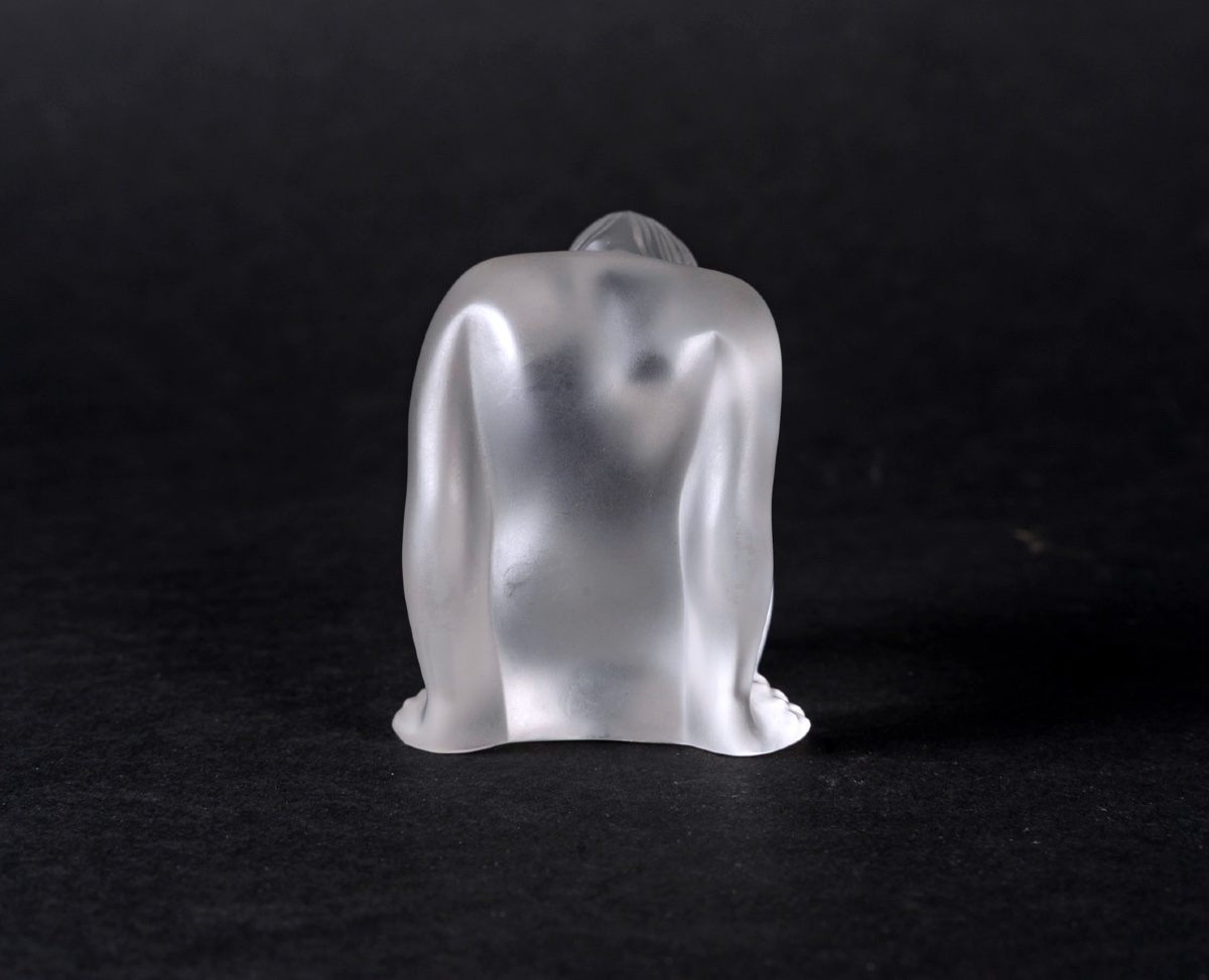 Lalique – “crouching Nude Woman” Satin Crystal Figurine – Pressed Glass Sculpture, 20th Century-photo-3