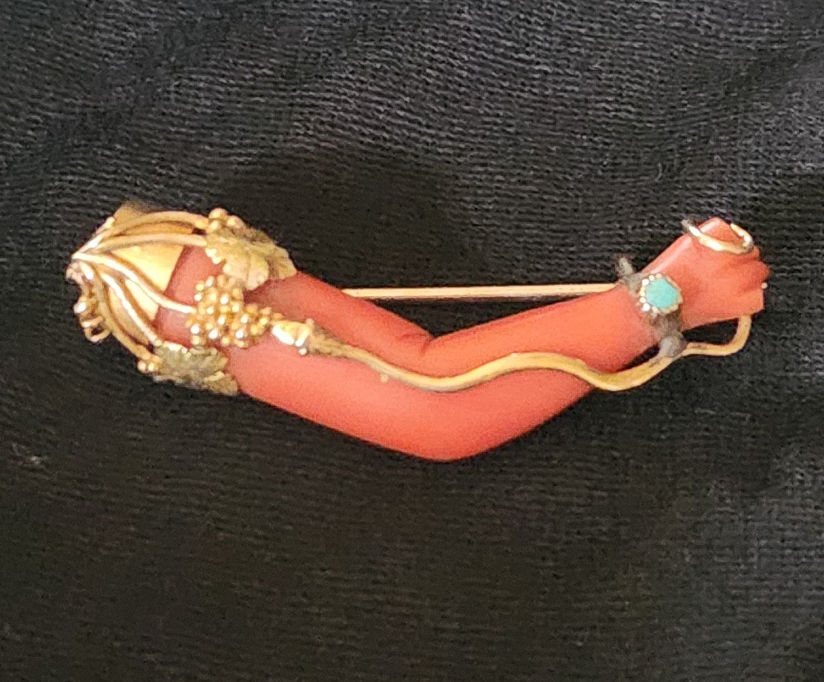 Arm Brooch In Coral And Gold 19 Eme Century