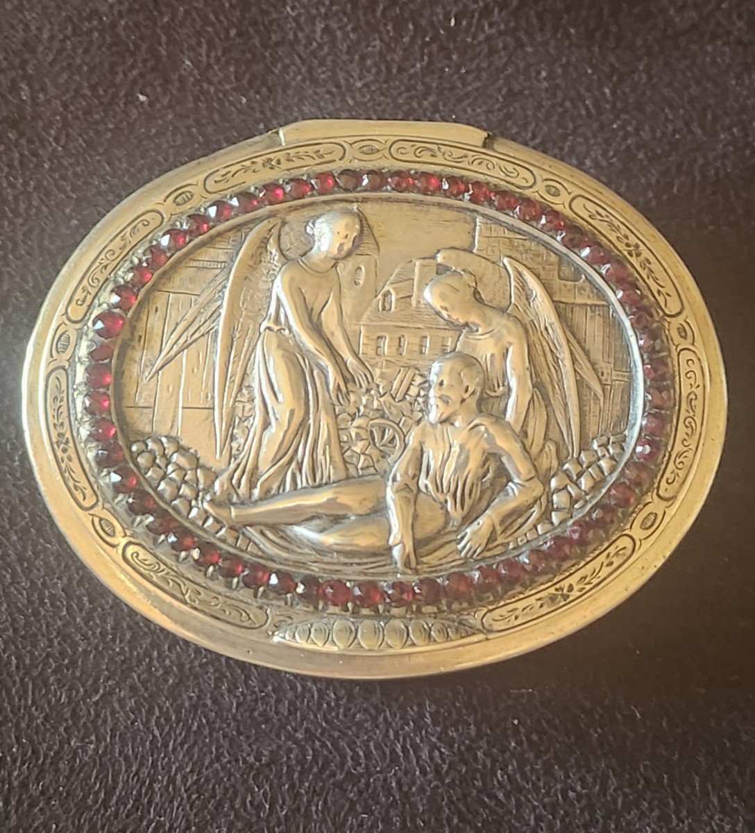 Boite En Argent à Décor D Angelots Et Sertie De Grenats
