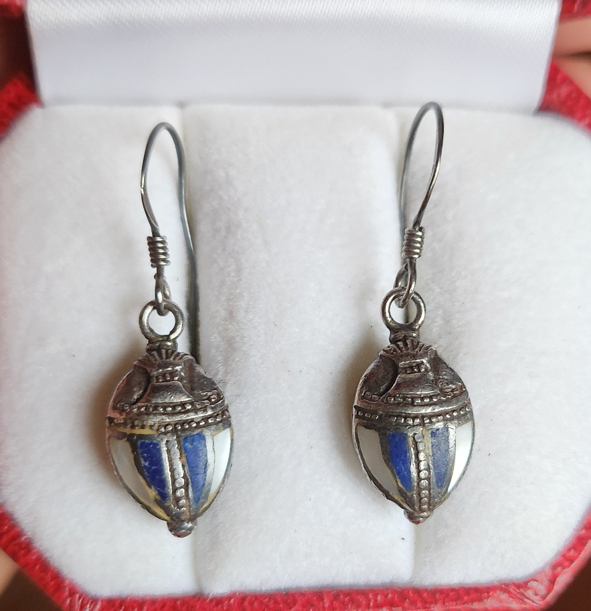 Paire De Boucles d'Oreille Scarabee En Argent Et Marqueterie De Pierres