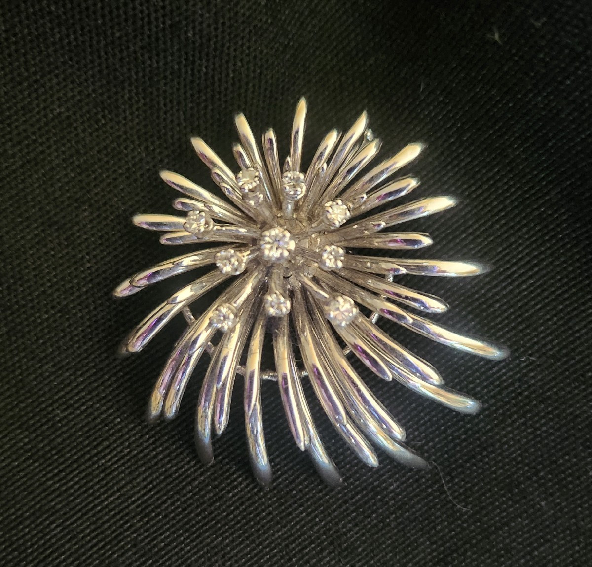 Broche "anémone "en or gris sertie de diamants vers 1960
