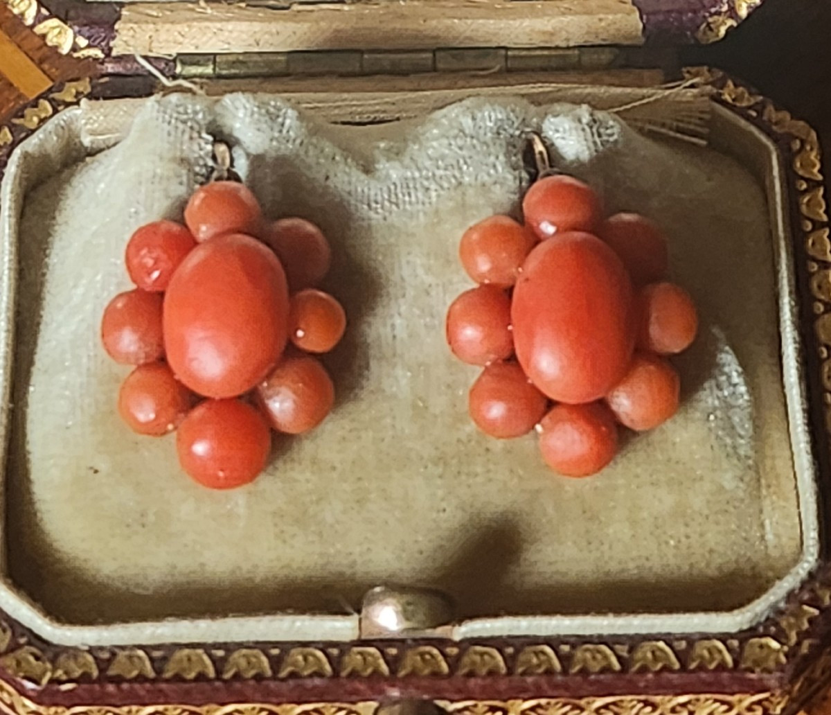 Paire de dormeuse en or et corail 19 ème siècle 
