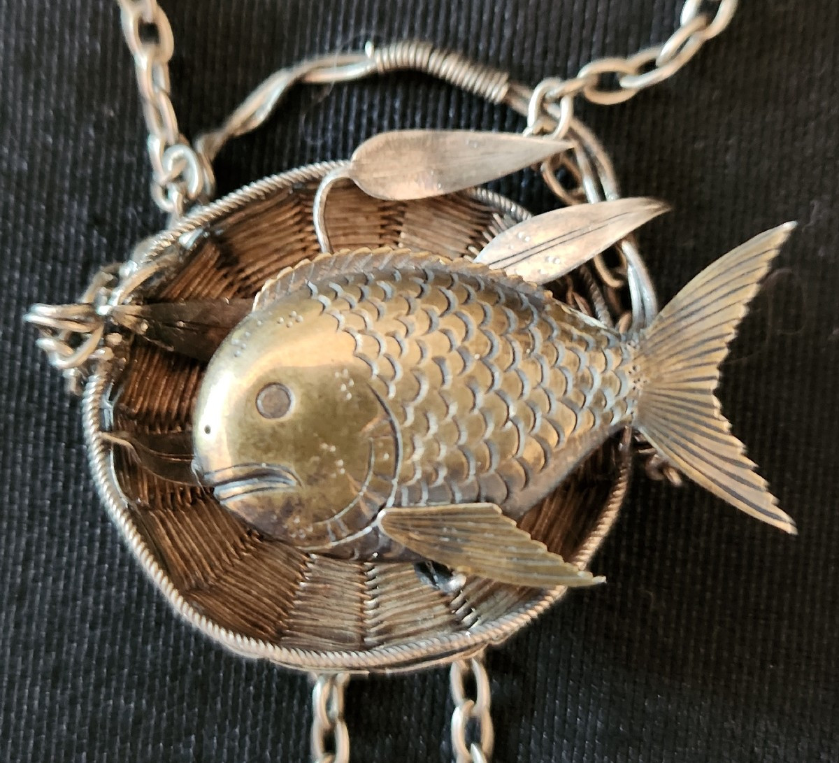 Collier en argent japonisant poisson dans un panier vers 1900-photo-2