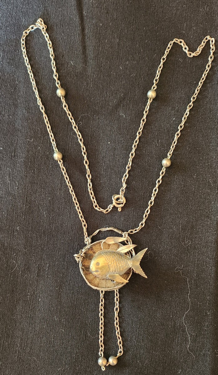 Collier en argent japonisant poisson dans un panier vers 1900