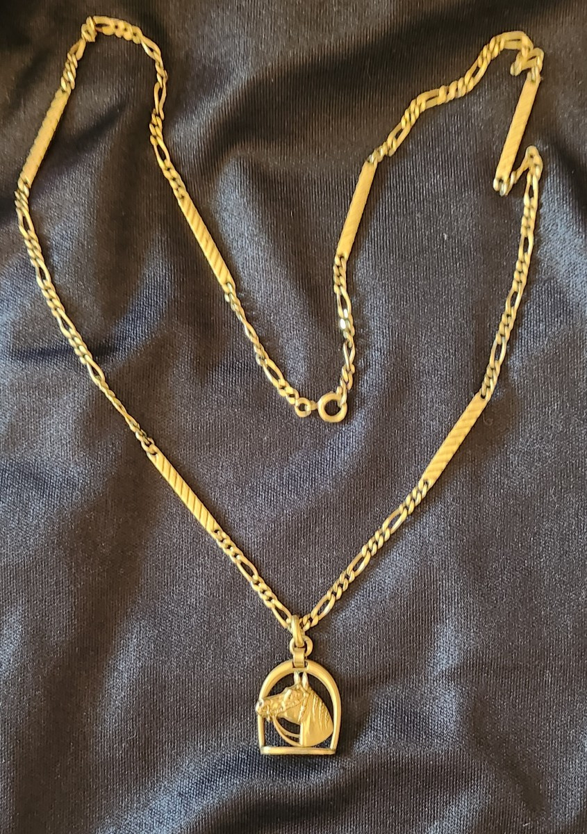 Collier tete  de  cheval  dans  un  fer marque fix  art deco