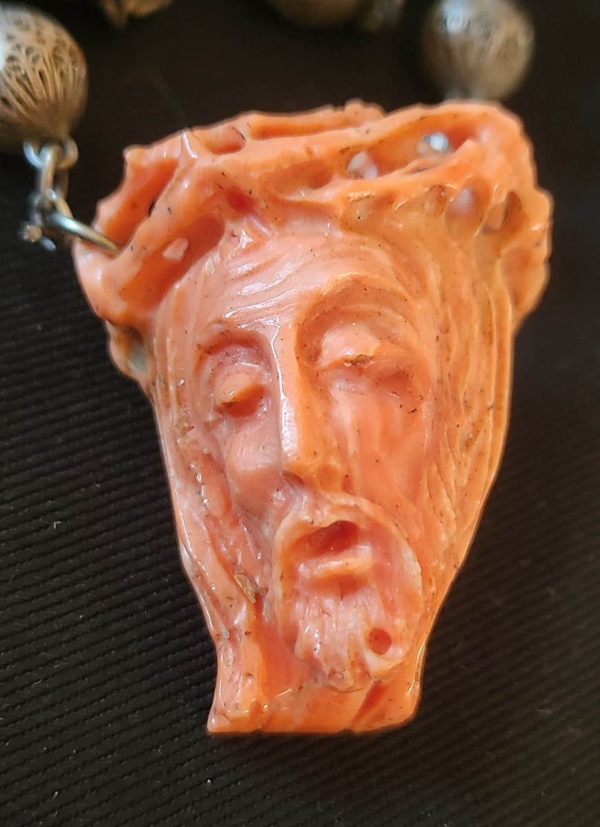 Jésus sculpté en corail soutenu de perles d argent