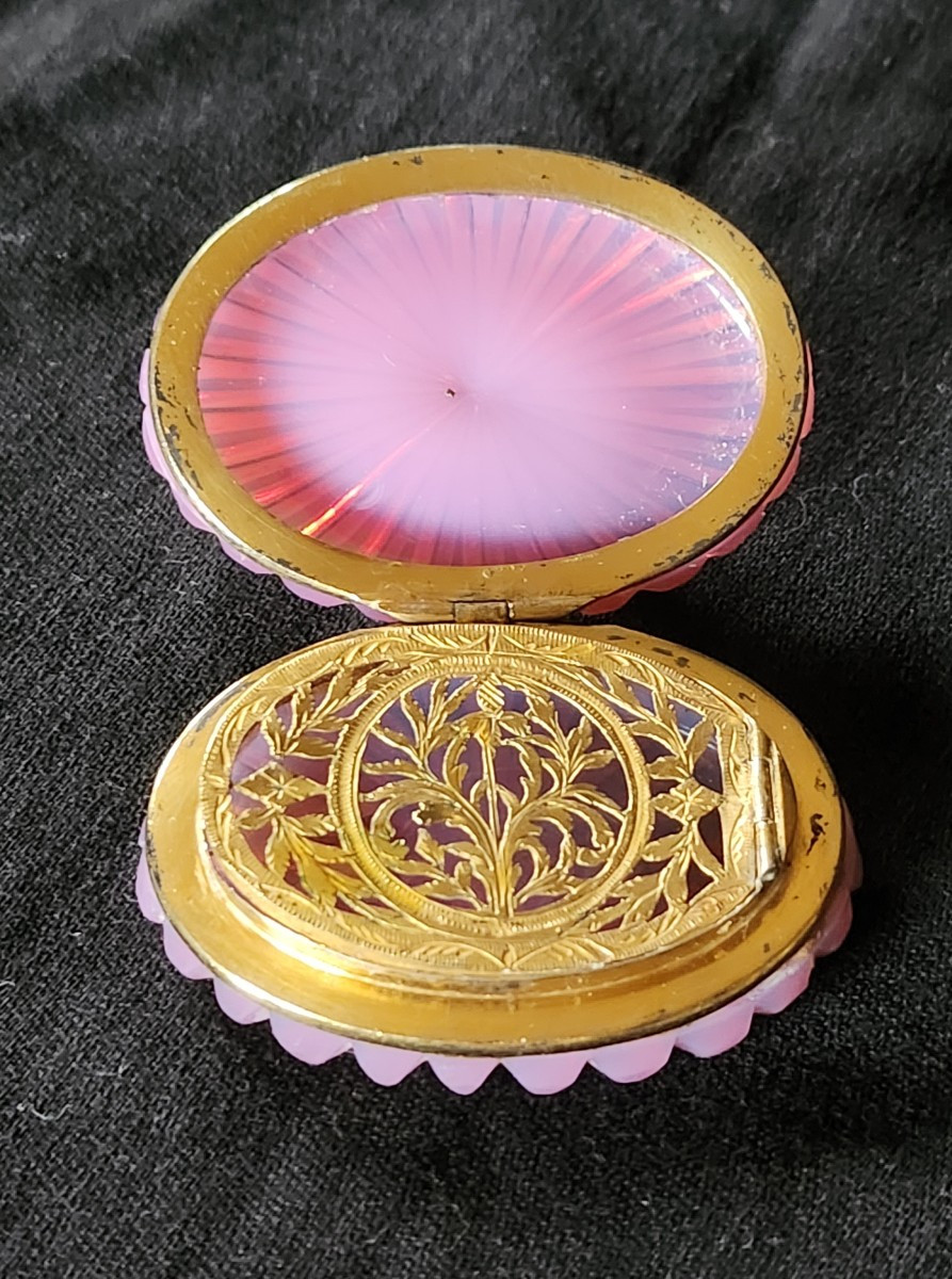 Vinaigrette en opaline rouge gorge et vermeil charles X