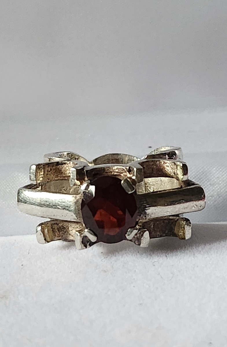 Designer Ring In Silver And Garnet-photo-2