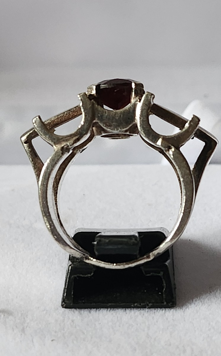 Designer Ring In Silver And Garnet-photo-4