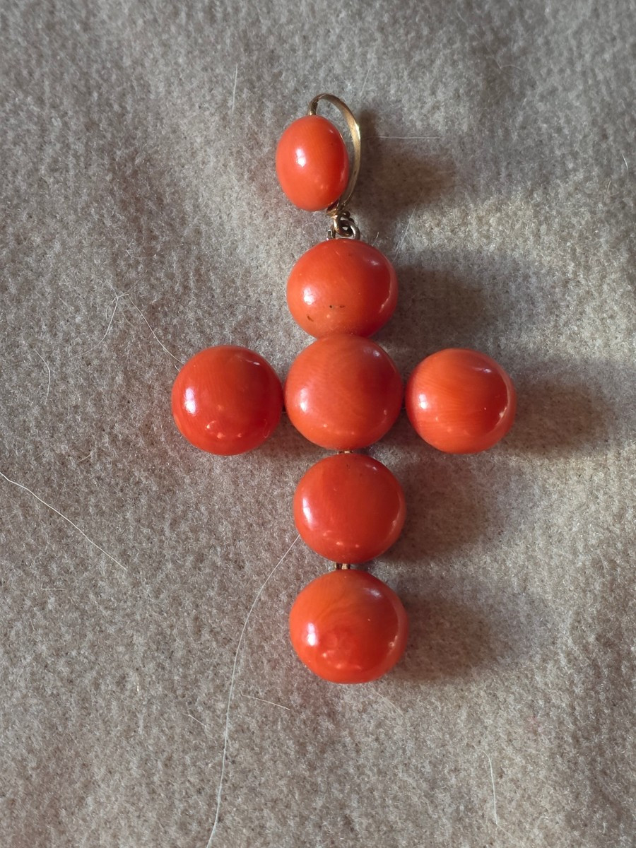 Croix en demi perles de corail 19 eme