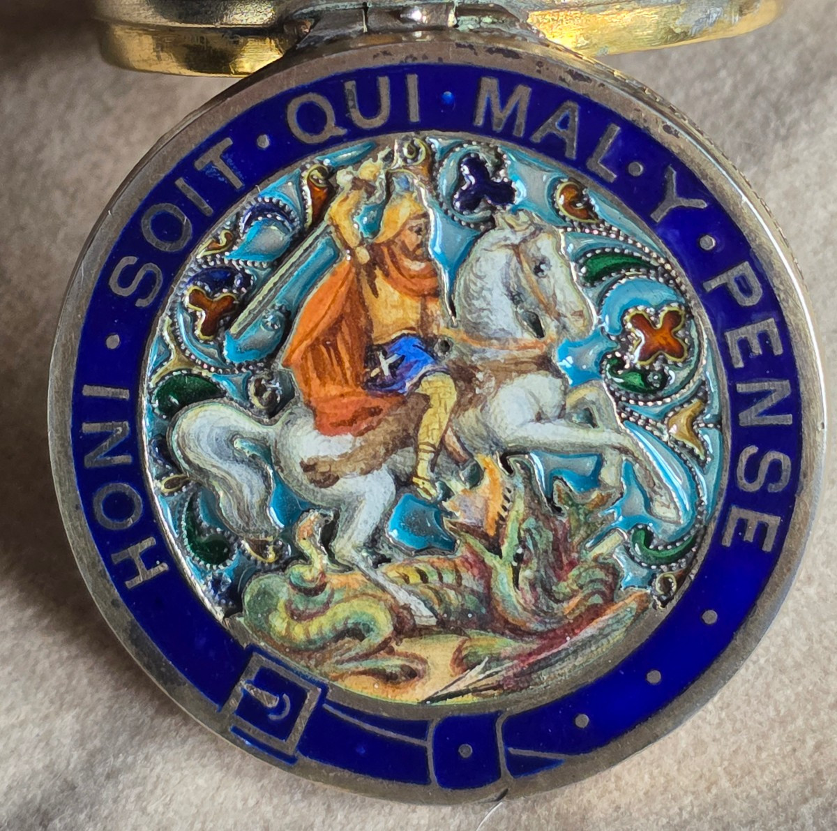 St georges boite vinaigrette en argent, email et plique a jour