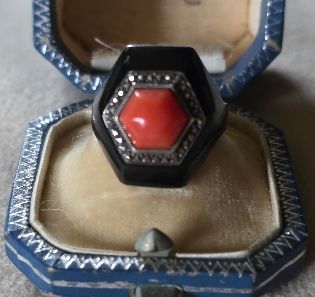 Bague en argent laque noir et corail  1930