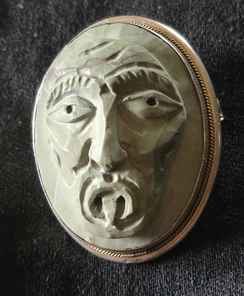 Pendentif masque de grotesque en pierre de lave-photo-4