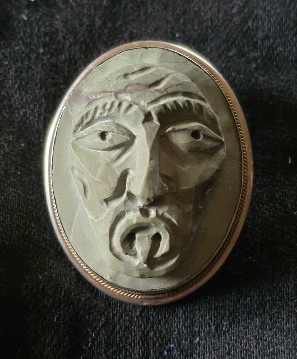 Pendentif masque de grotesque en pierre de lave