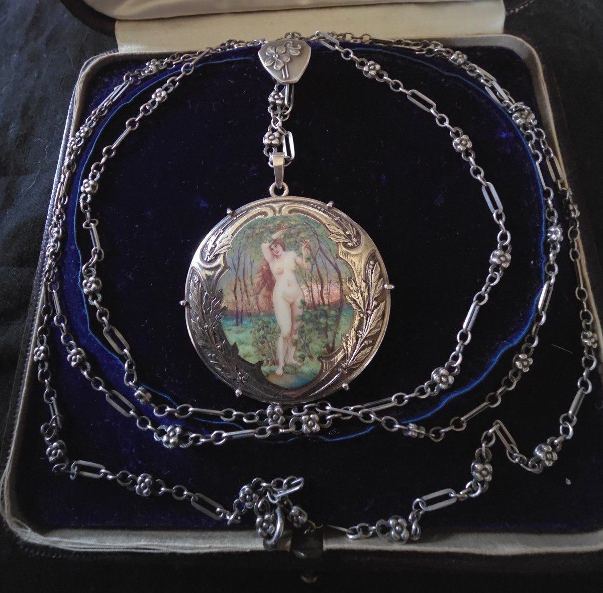 Enamelled Silver Pendant Of A Woman In A Clearing And Her Art Nouveau Sautoir Necklace-photo-2