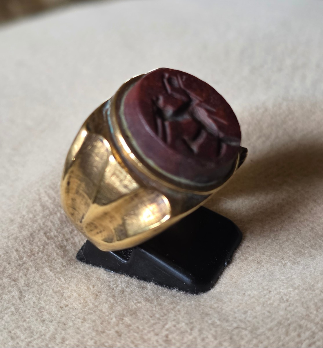 Chevaliere en bronze et intaille en jaspe rouge -photo-2