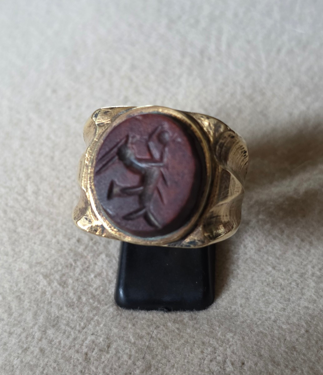 Chevaliere en bronze et intaille en jaspe rouge -photo-1