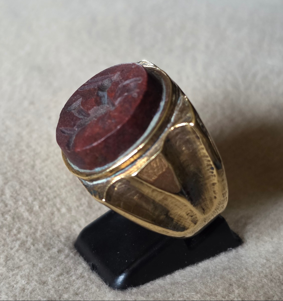 Chevaliere en bronze et intaille en jaspe rouge 