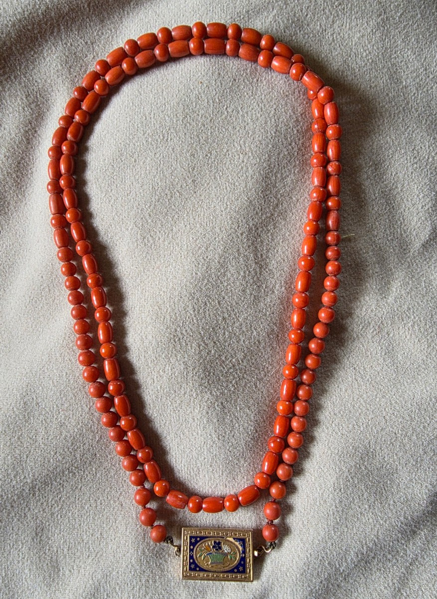 Collier en corail et fermoir en or émaillé  19 ème 