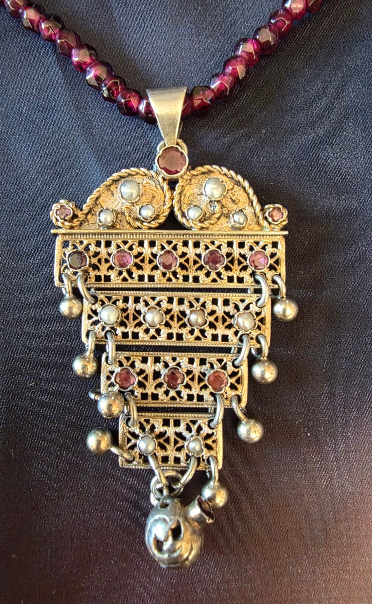 Collier  en grenat et pendentif articulé en vermeil