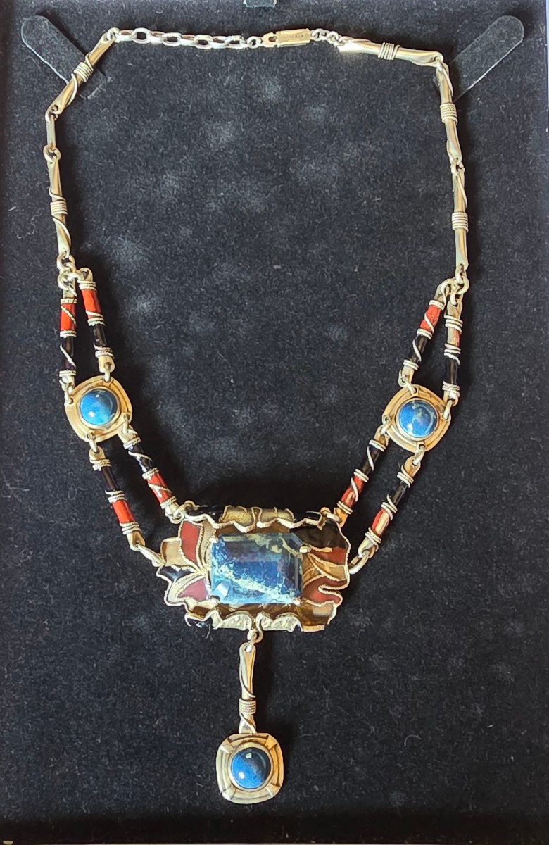 Collier en argent laqué et pierre vers 1900
