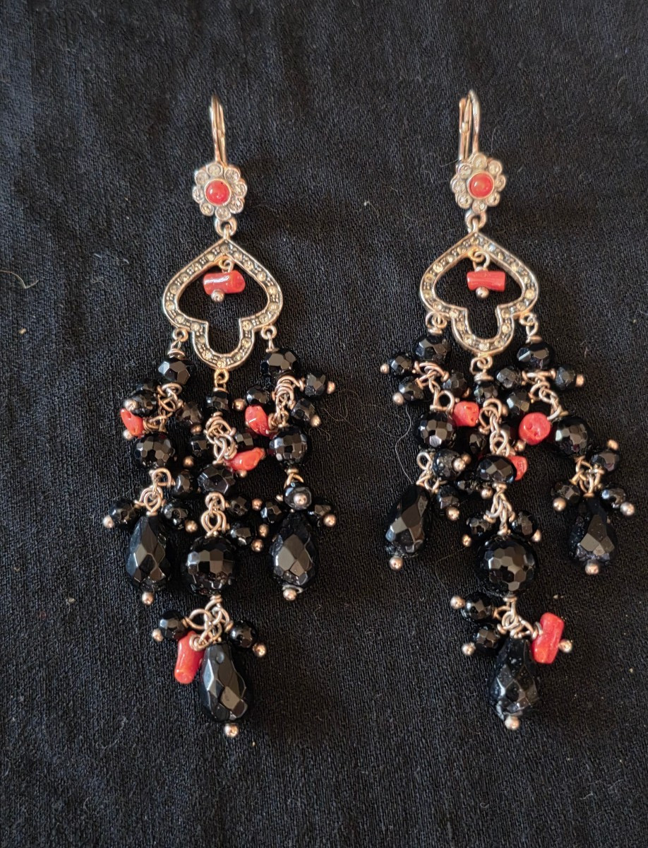 Paire de boucle d oreille girandole en vermeil, corail et onyx