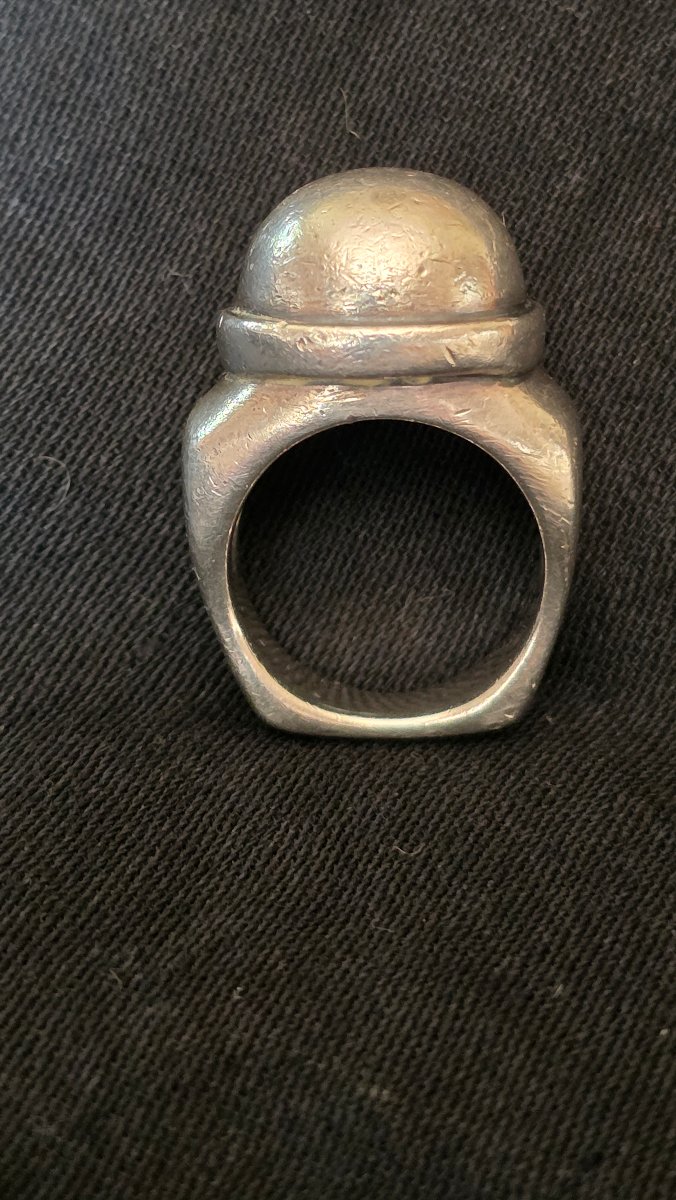 Bague moderniste en argent vers 1930