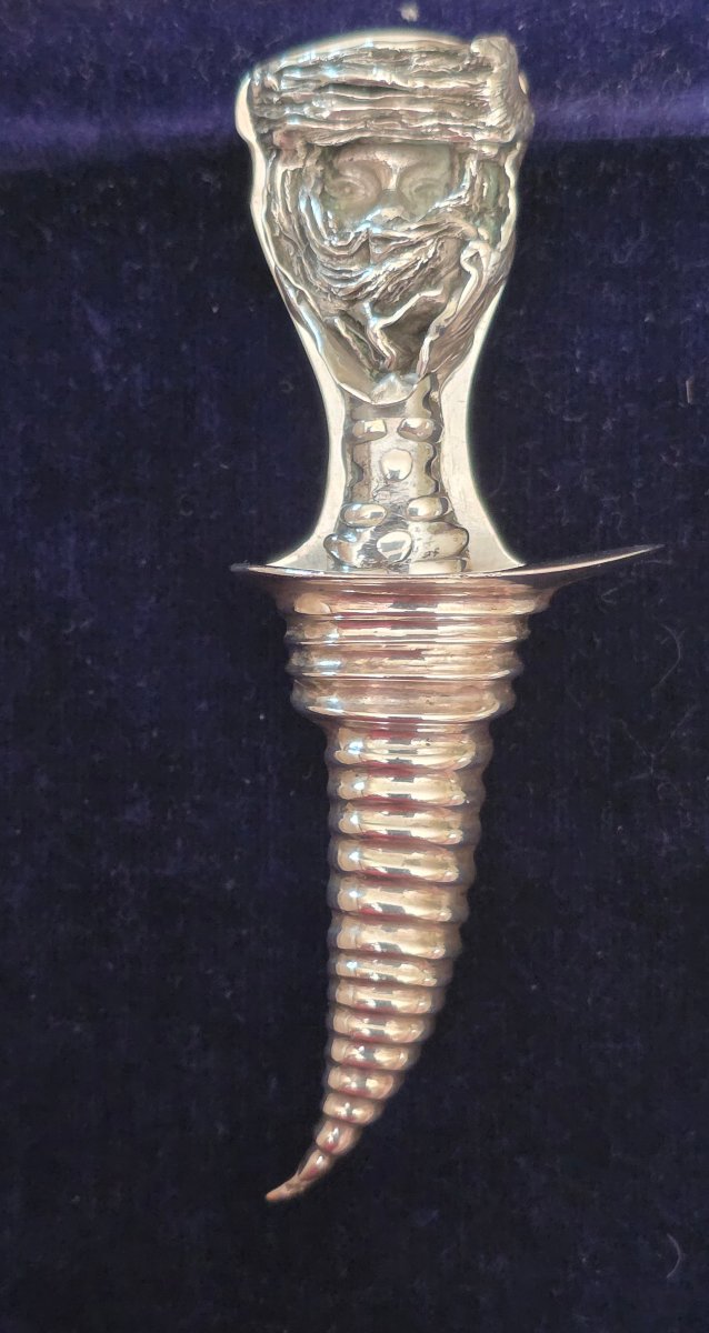 Broche a système en argent  dague touareg 