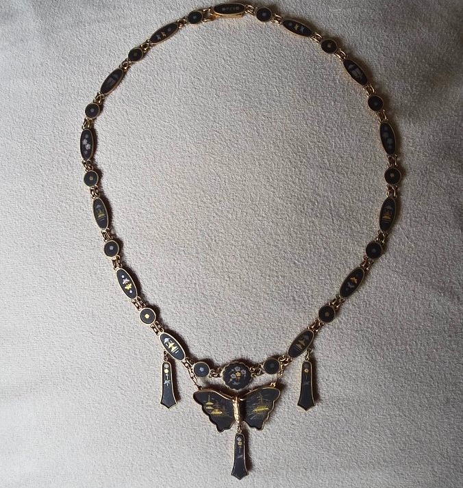 Collier japonnais décor papillon