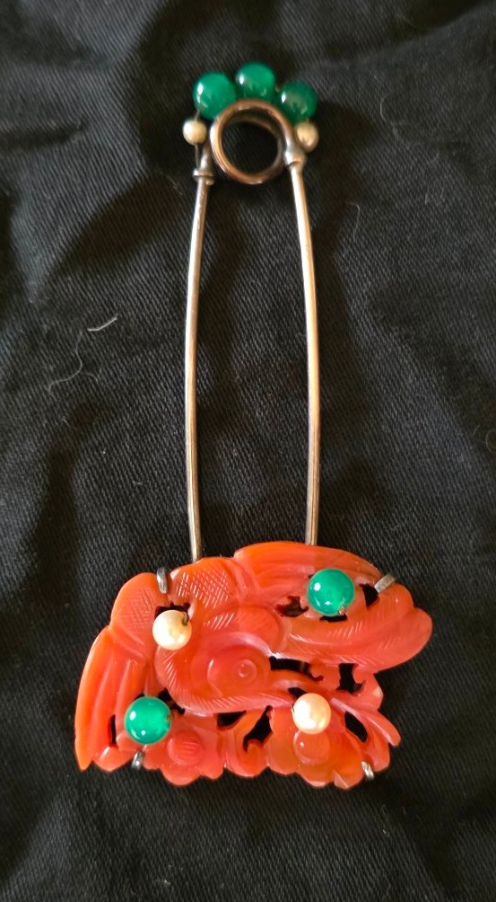 Épingle sertie d un oiseau en agate orange et chrysoprase 