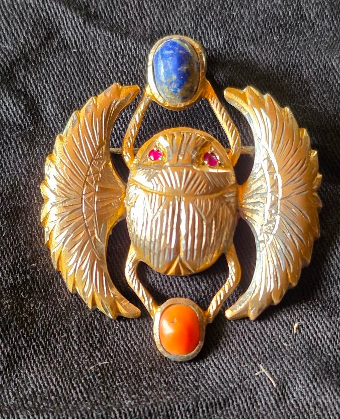 Pendentif  scarabee en argent, corail et lapis  