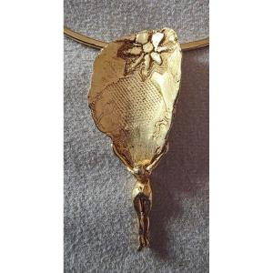 Collier  d artiste  en  bronze  femme a la palme  vers 1980