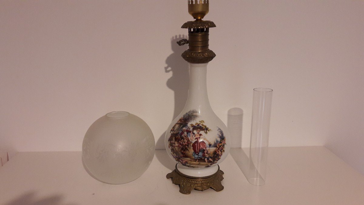 Lampe à Pétrole En Porcelaine Blanche - Style Art Déco - Occasion En Très Bon État