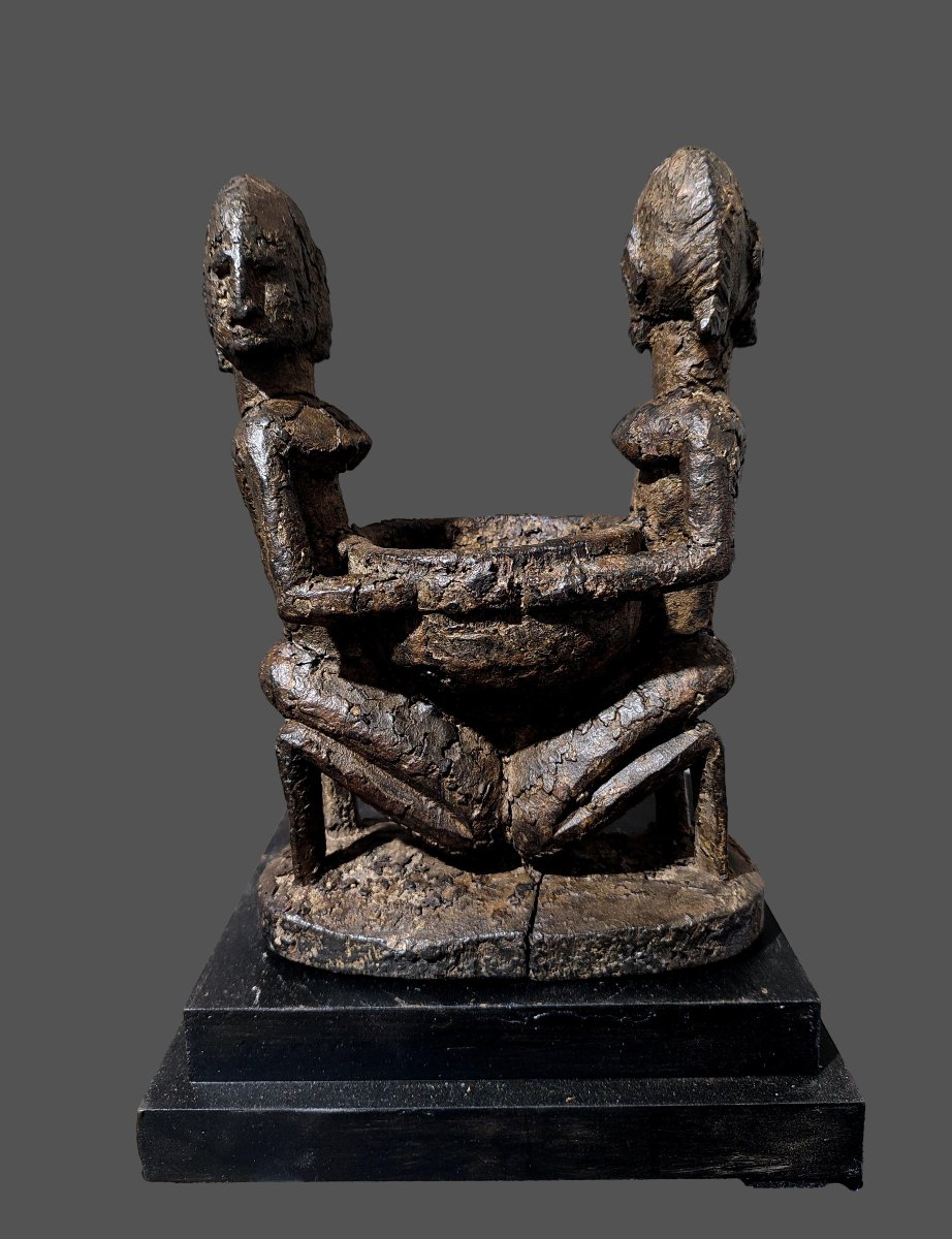 Porteuse de coupe piece d'autel Dogon Mali
