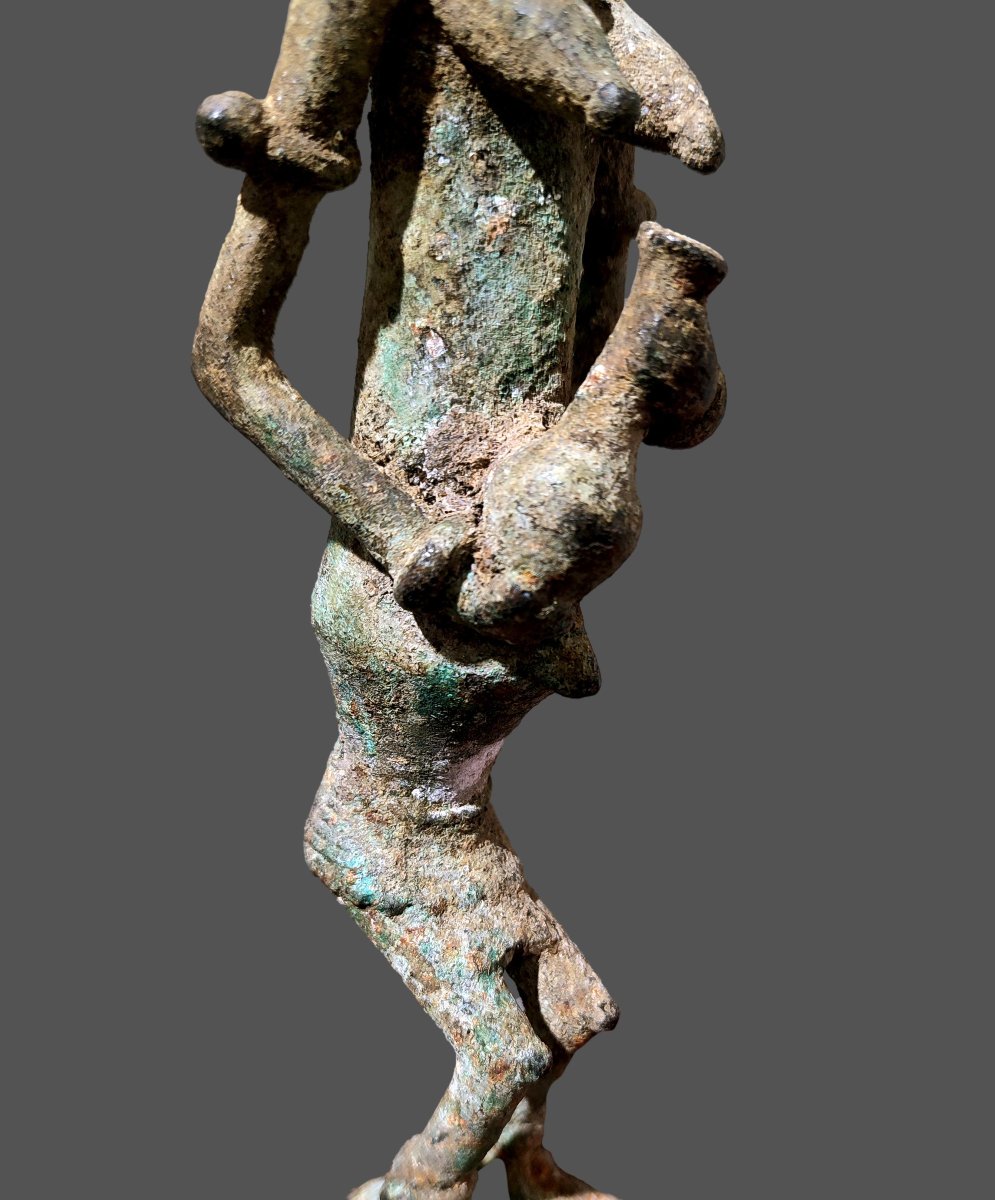 Woman With A Bronze Amphora From A Dogon Excavation Site In Mali -photo-1