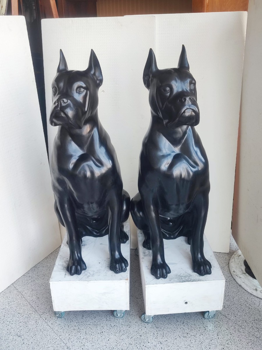 Paire de chiens en bronze patiné