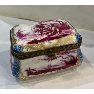 Petit coffret en porcelaine peinte du XIXe siècle