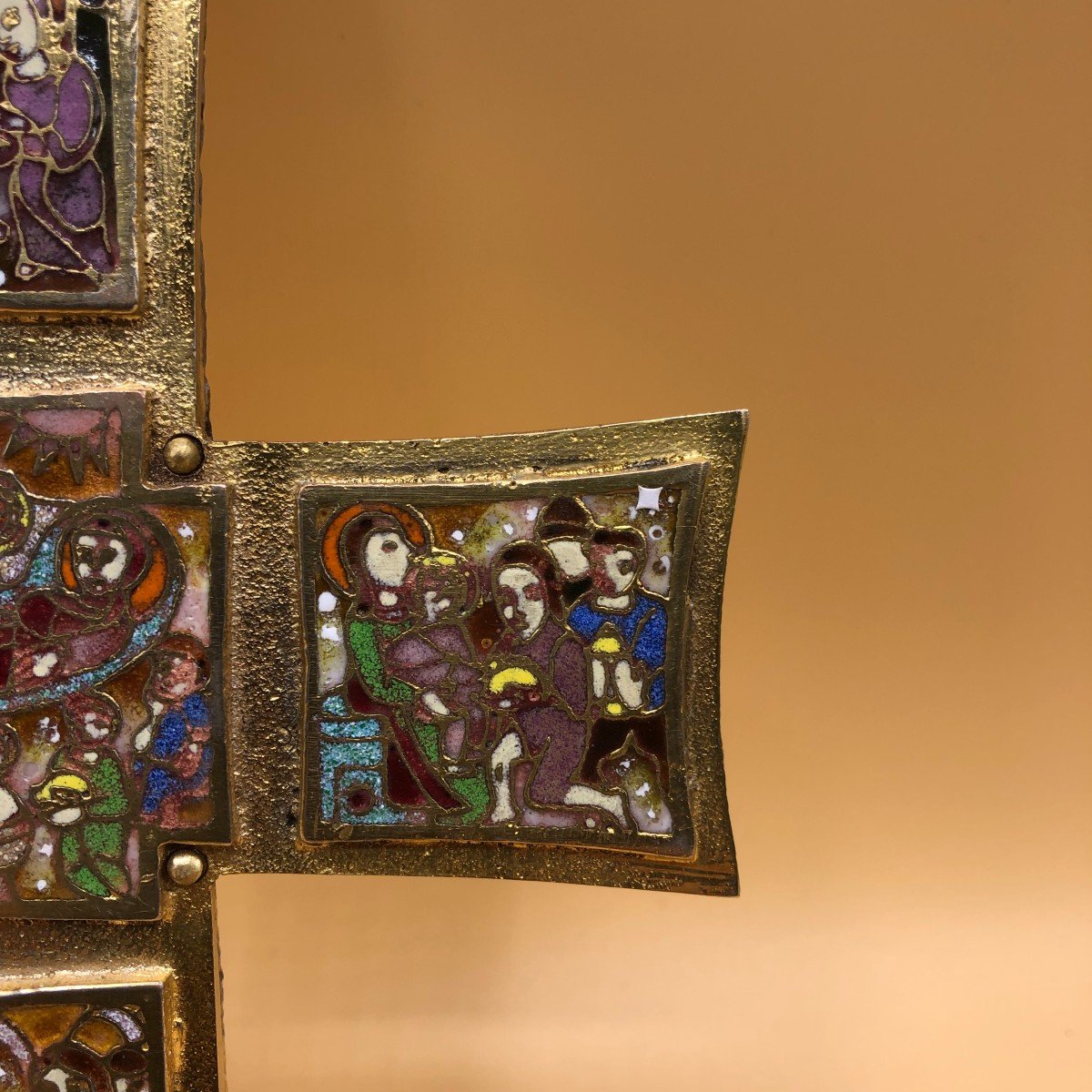 Cabinet Avec émaux Polychromes De Style Médiéval Représentant Des Scènes De La Vie De Marie -photo-4
