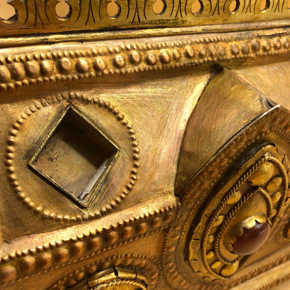 Medieval Style Reliquary Box In Fire-gilt Metal With 10 Relics Of Saints -photo-5