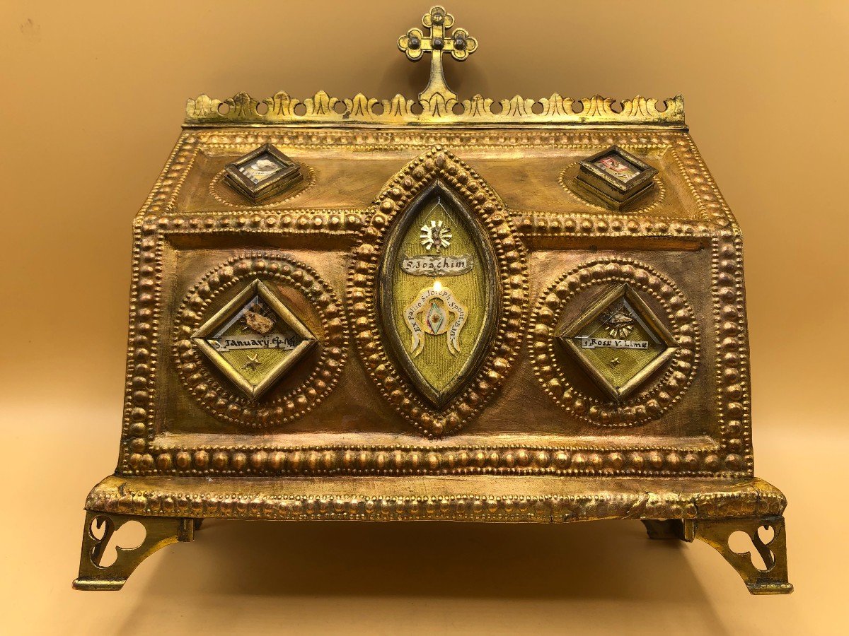 Medieval Style Reliquary Box In Fire-gilt Metal With 10 Relics Of Saints 