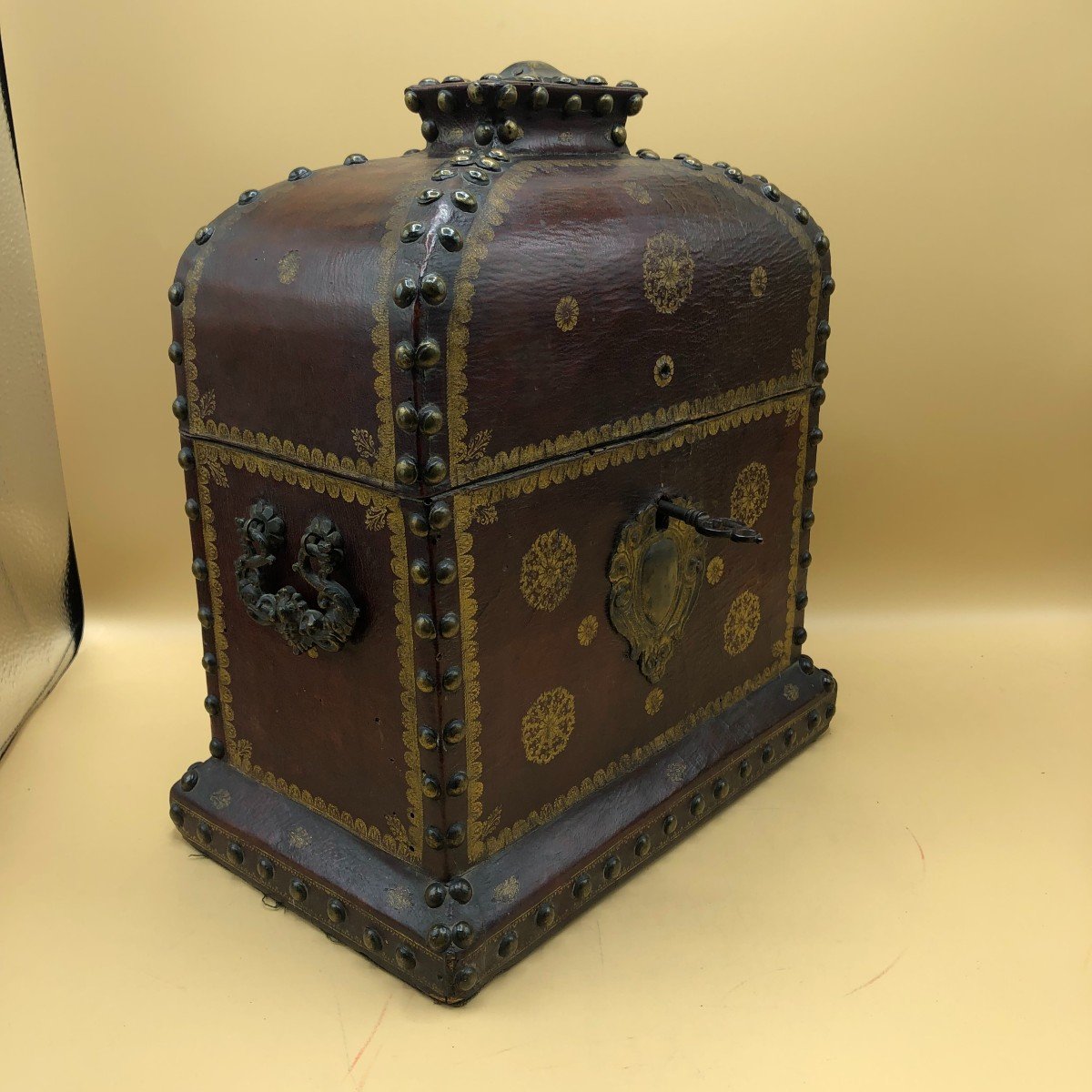Leather Case Worked With Pure Gold Impressions Containing Three Crystal Bottles -photo-2