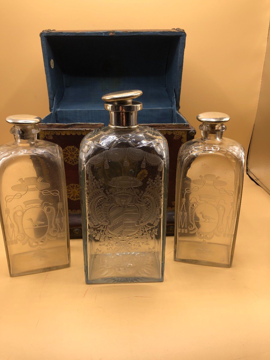 Leather Case Worked With Pure Gold Impressions Containing Three Crystal Bottles -photo-3